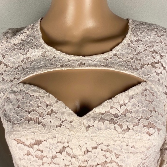 NEW BCBGMAXAZRIA BELL SLEEVE LACE MINI DRESS - Picture 3 of 7